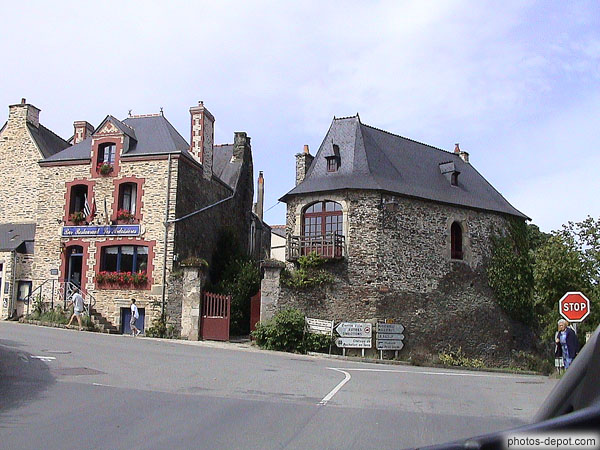 photo de maison de pierre batie sur le roc