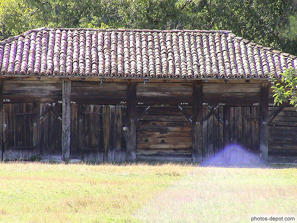photo de facade de grange en bois
