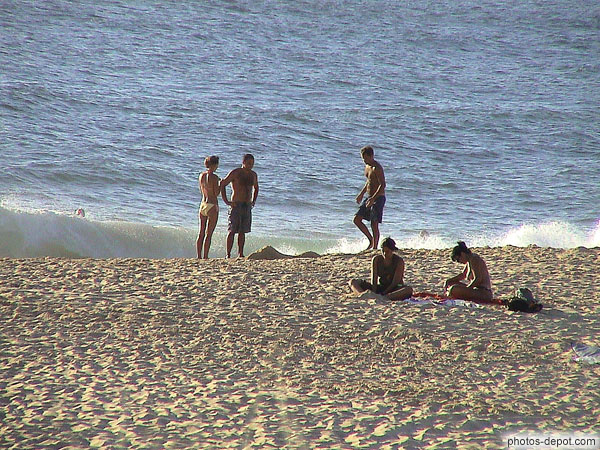 photo de gens sur la plage