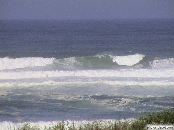 photo de grosses vagues sur la mer