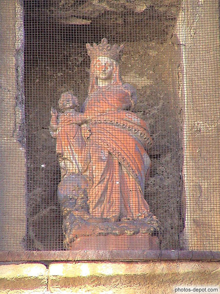 photo de statue sur portail d'entrée Eglise romane