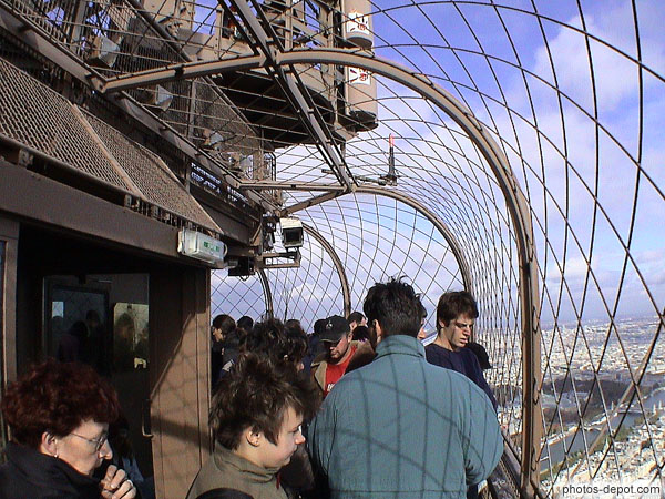 photo de grilles protectrices du 3e étage de la tour Eiffel