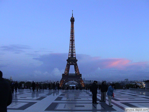 photo de La Tour Eiffel éclairée le soir vue du Trocadéro