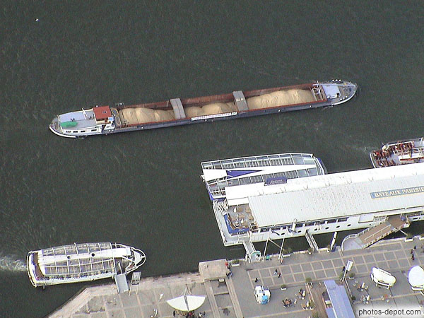 Péniche pleine de sable sur la seine