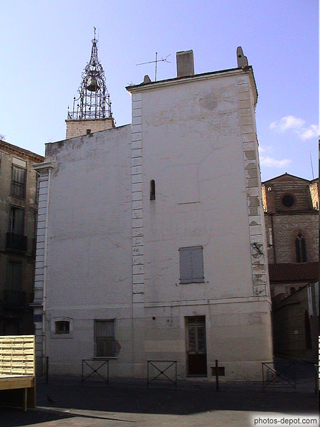 photo de clocher derrière le mur, Cathedrale St Jean
