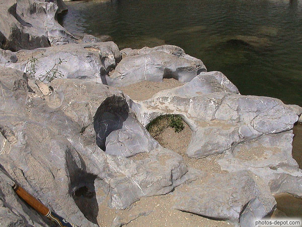 photo de rocher travaillé par les eaux