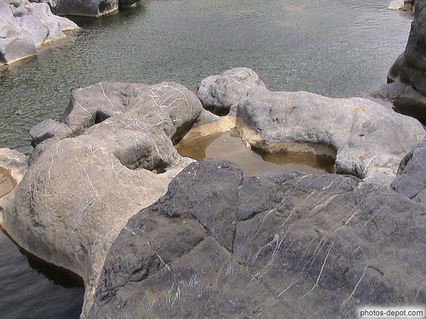 photo de rochers aux formes travaillées