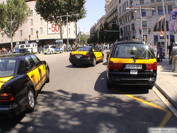 photo de taxis espagnols dans la rue