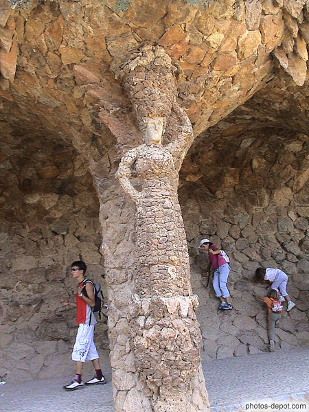 photo de pilier-colonne et statue de femme en pierre dégrossie