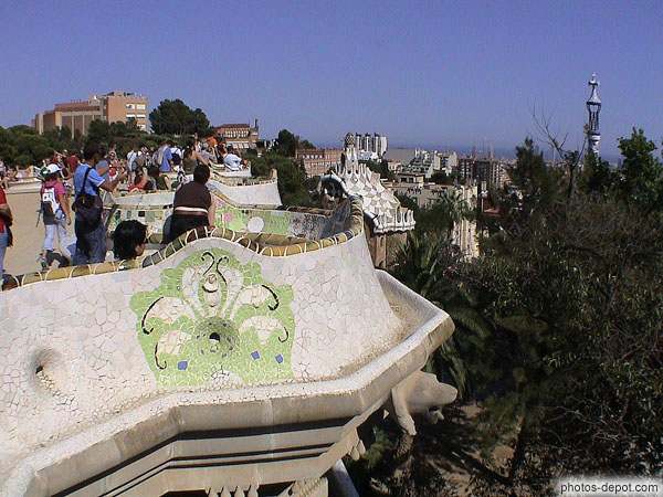 photo de détail des formes ondulantes des bancs bordant la grand place