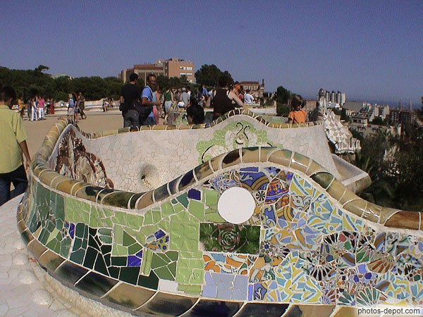photo de détail des bancs ondulants construits par Gaudi