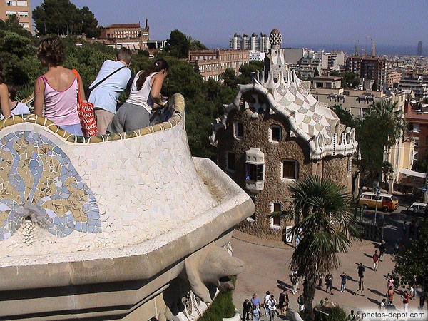 photo de Pavillon du concierge et bancs ondulés contruits par Gaudi