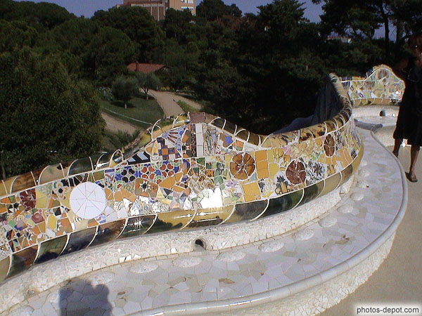 photo de Mosaïque des bancs ondulés de la grand place