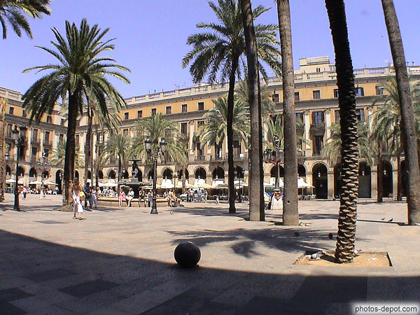 photo de Charmante et romantique Plaza Real aux sveltes palmiers