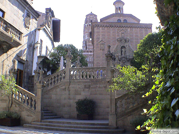 photo d'escalier Gradas de Santiago et petite place de l'église, Utebo