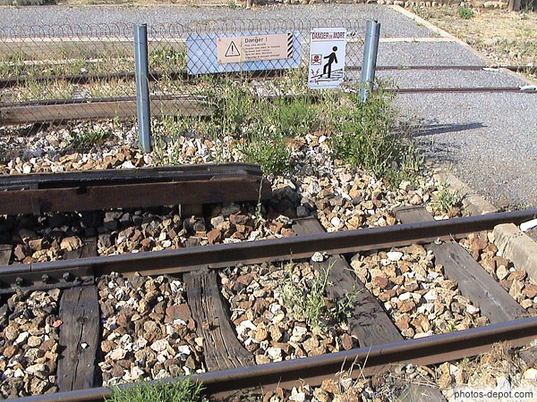 photo de détail des 3 rails du petit train jaune, Saillagouse