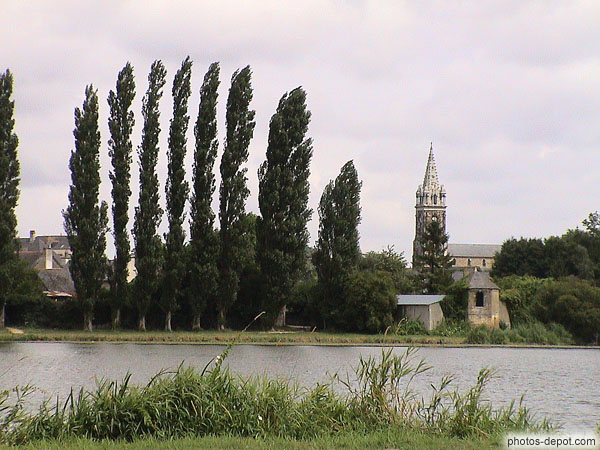 photo d'Eglise, arbres et rivière