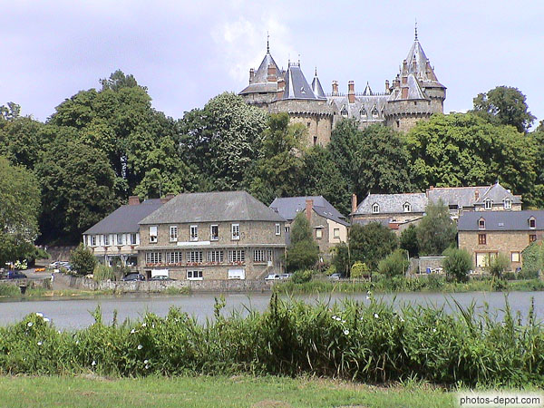 photo de Château de ChateauBriand devant village et étang