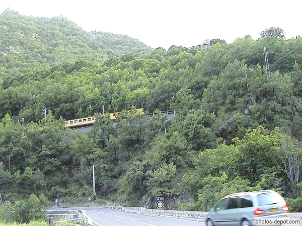 Petit train jaune traverse la têt