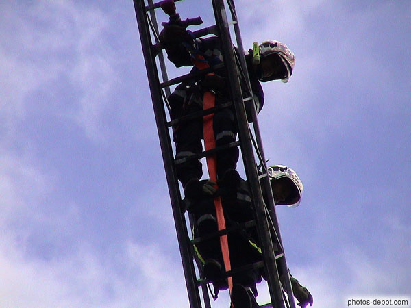 photo de Pompiers sur l'échelle