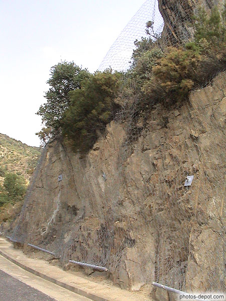 photo de grillages tendus sur les rochers pour retenir la chute de pierres
