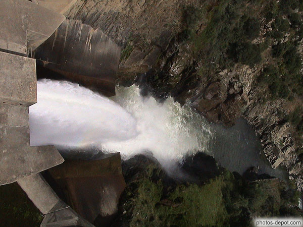 photo de chute d'eau du barrage
