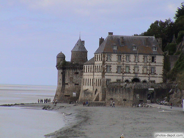photo de maison et tour ouest du mur d'enceinte du Mont St Michel