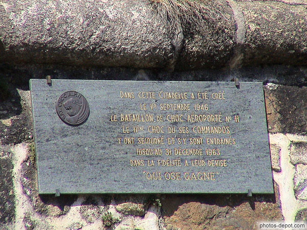 photo de plaque commémorative du bataillon de choc aéroporté