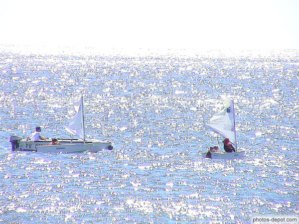 photo de petits bateaux à voile sur la mer ensoleillée