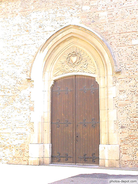 photo de Porte d'entrée surmontée du Sacré Coeur