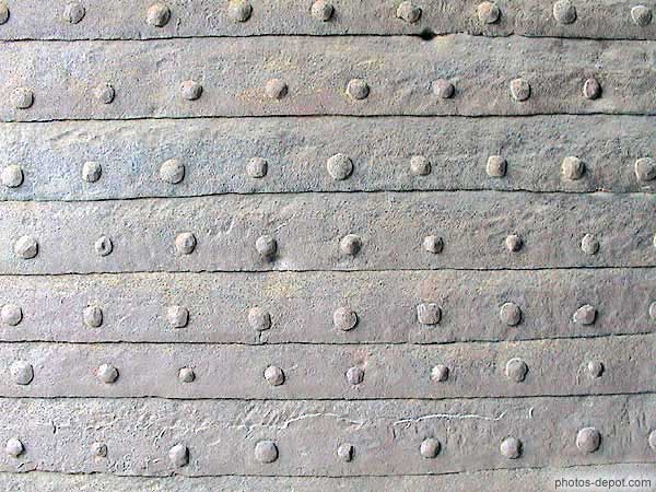 Porte ferrée et cloutée