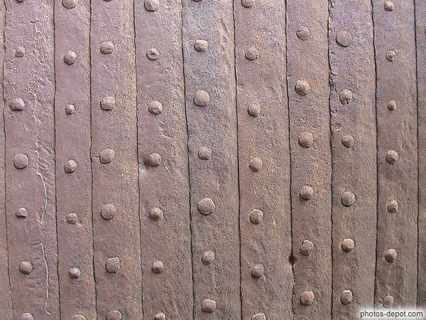 Porte ferrée et cloutée