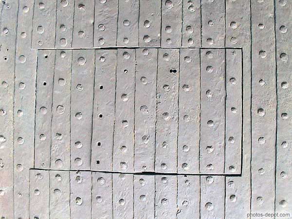 Porte dans la porte de fer riveté