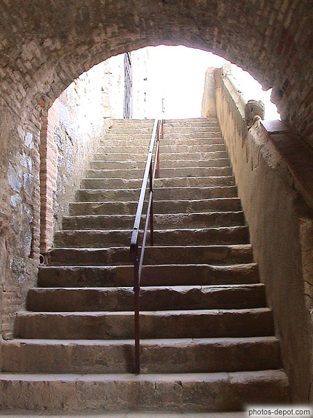 Escalier montant sur les remparts