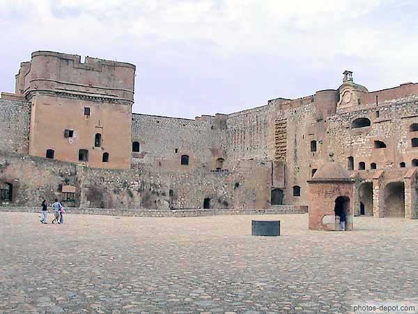 Place d'armes et puits central