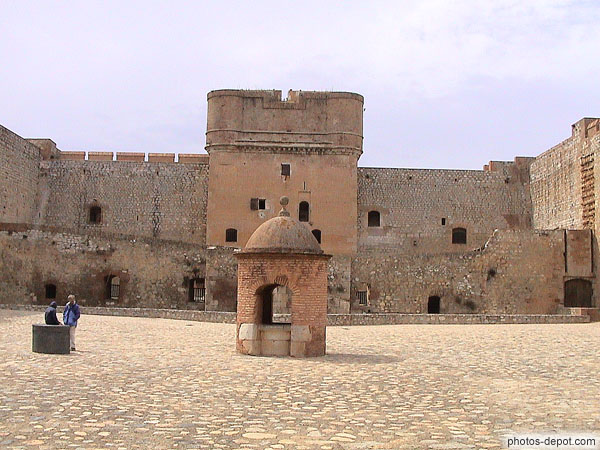Puits et tour centrale