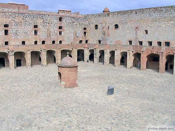 Place d'armes et puits
