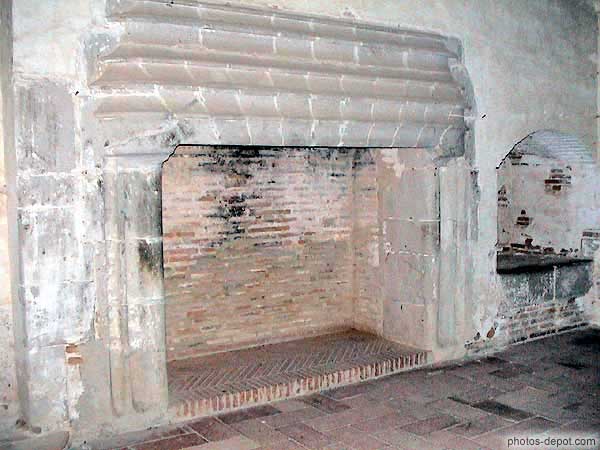 photo de cheminée monumentale de la salle des officiers