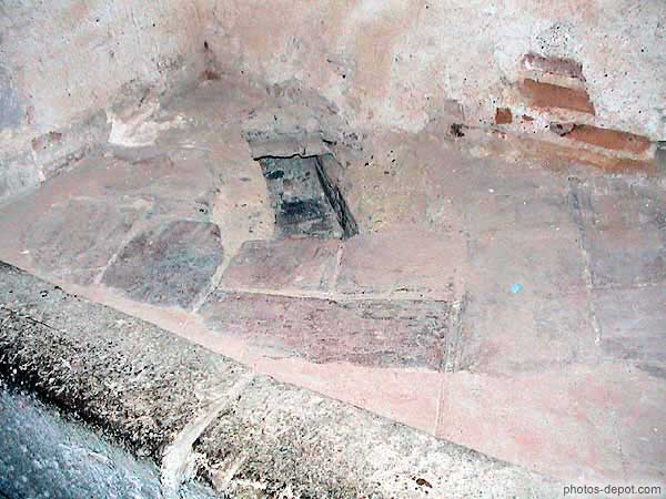 photo de passage d'air chaud provenant de la cheminée de la forteresse