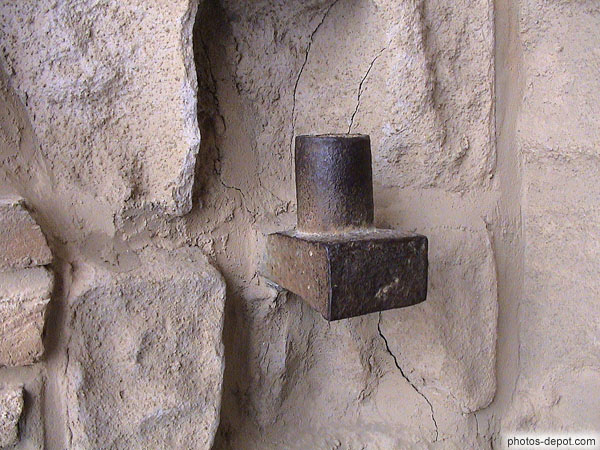 photo de pièce de fer scellé dans le mur
