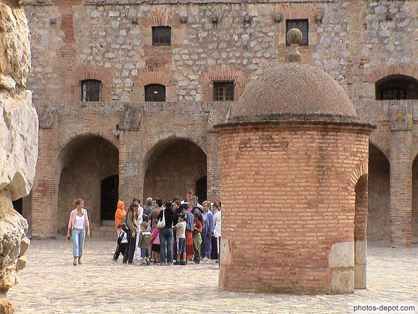 photo de puits sur la place d'armes de la forteresse