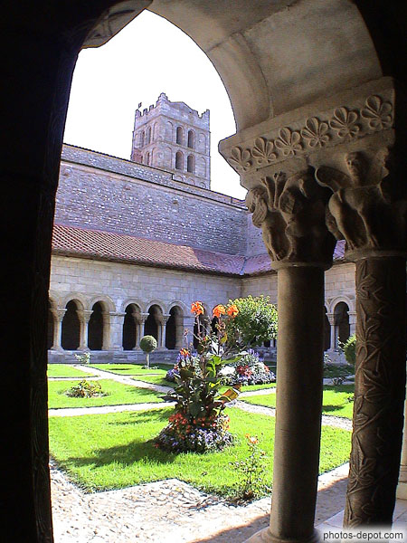 photo de tour et cloître de la cathédrale
