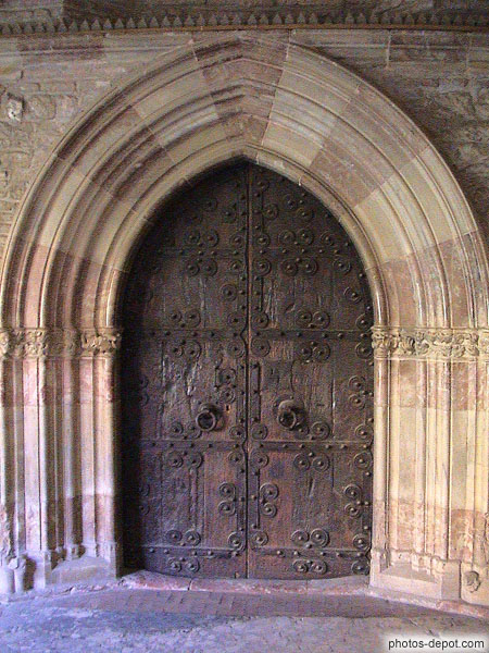 photo de porte gothique reliant le cloître à la cathédrale