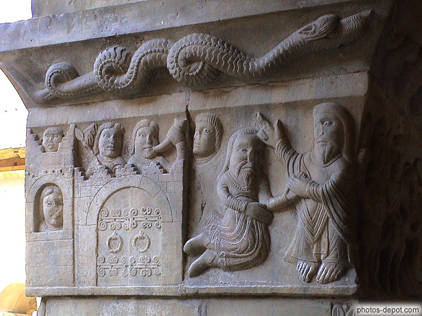 photo de scène au château surmontée d'un serpent sur chapiteau de colonne