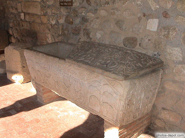 photo de sarcophages de pierre sculptés de l'école d'Aquitaine