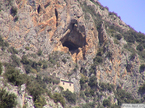 photo de grotte dans la falaise