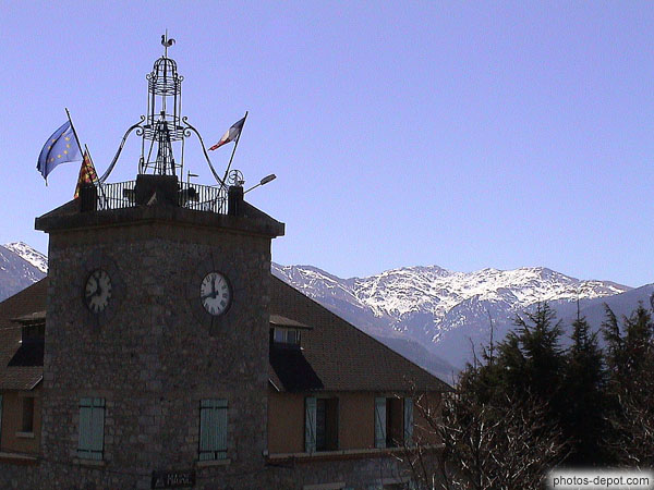 photo de mairie devant la montagne