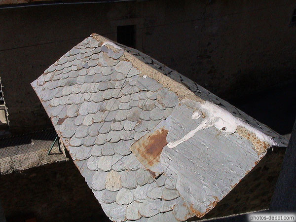 photo de petit toit de d'ardoises rondes