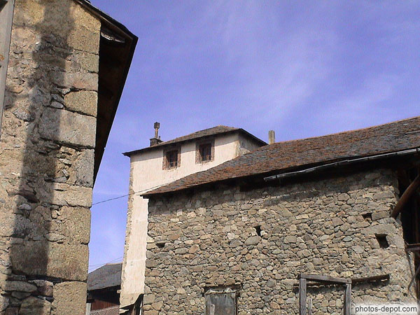photo de toits d'ardoise et murs de pierre