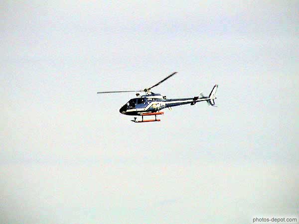 photo d'hélicoptère de la police en vol